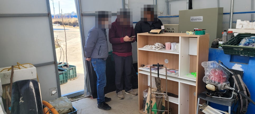 농장 관계자와 리모트팜 설치 상태 점검